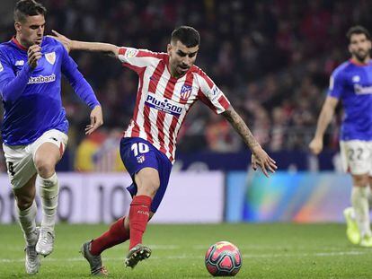 Correa conduce el balón ante la presencia del centrocampista del Athletic Dani García.