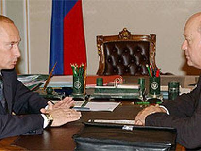Vladímir Putin (izquierda) conversa con el primer ministro ruso, Mijaíl Fradkov, en la residencia presidencial de Novo-Ogaryovo, cerca de Moscú.