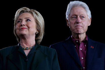 Hillary y Bill Clinton – 45 años de matrimonio celebran este 2020 el expresidente de los Estados Unidos y la que fuera Secretaria de Estado durante el mandato de Barack Obama. Todo un hito teniendo en cuenta que se enfrentaron a la que a buen seguro es la infidelidad más mediática y comentada de la historia de Estados Unidos: el conocido como caso Lewinsky. Una recreación de lo sucedido llegará en los próximos meses a la televisión en Impeachment, nueva temporada de la serie antológica American Crime Story.