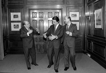 Pujol, Aznar y Duran i Lleida, después de firmar el acuerdo del Hotel Majestic.