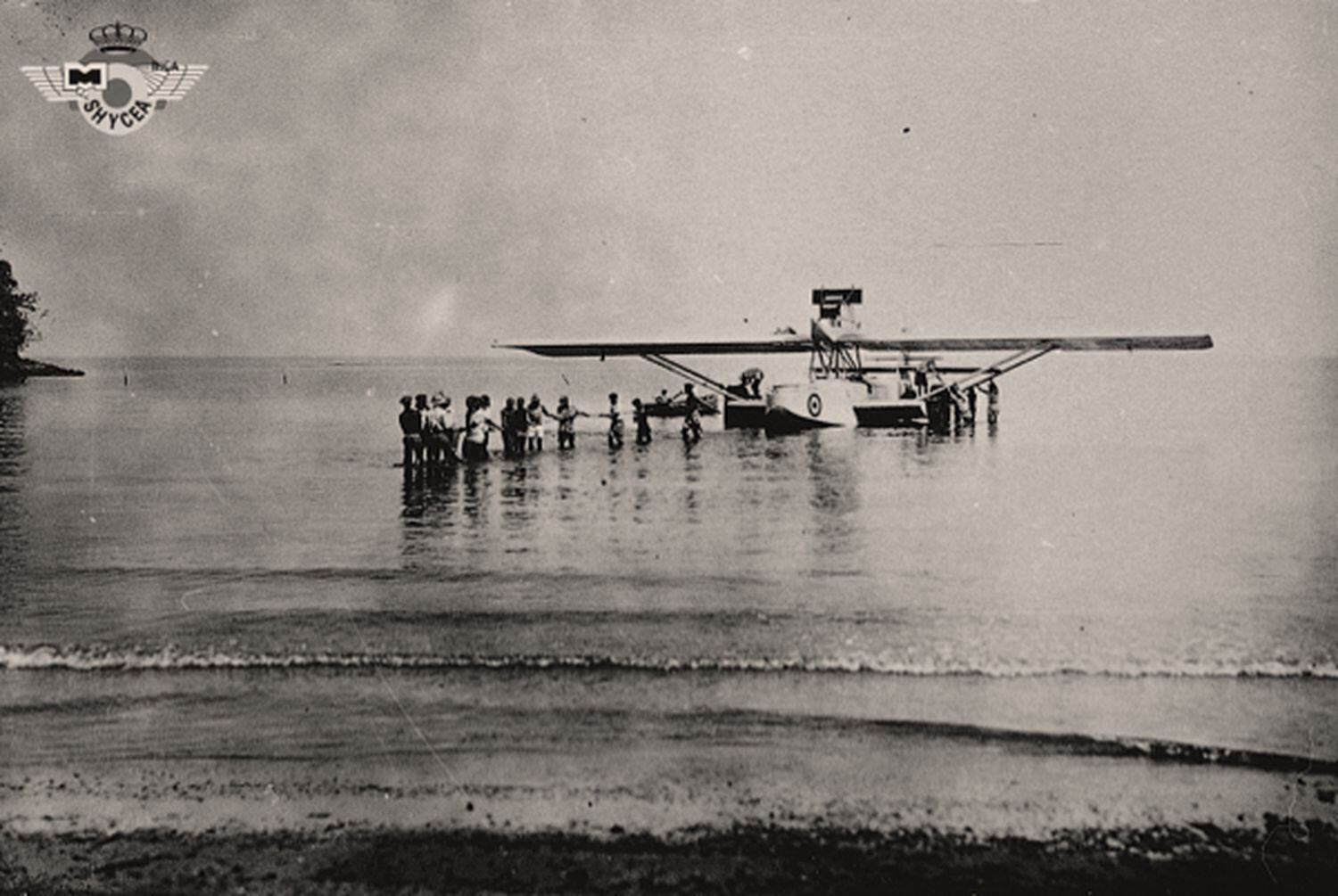 Un hidroavión de la Patrulla Atlántida es remolcado en Santa Isabel, en Fernando Poo.