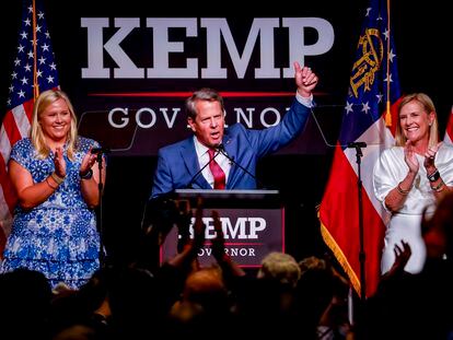 El gobernador de Georgia, Brian Kemp, celebra con familiares y seguidores su victoria en las primarias republicanas de este martes.