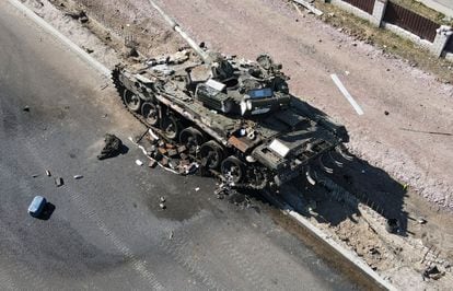 Imagen proporcionada por el Gobierno ucranio de un tanque ruso calcinado en la región de Kiev, el 20 de marzo.