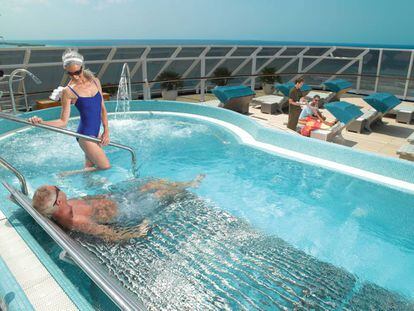 Piscina del crucero Marina de Oceania Cruises.