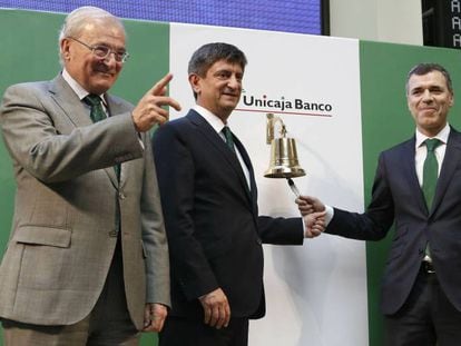 De izquierda a derecha, Manuel Azuaga, presidente de Unicaja; Enrique Sánchez del Villar, consejero delegado; y Pablo González, director general de finanzas, el día del estreno en Bolsa de la entidad, en 2017.