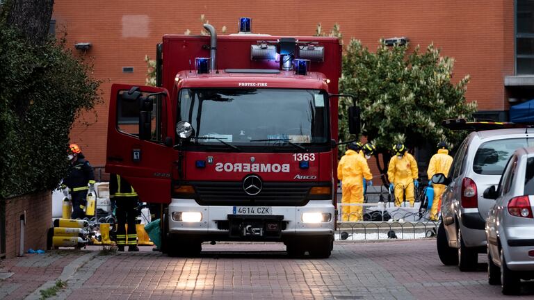 Varios bomberos, en la residencia de mayores Monte Hermoso de Madrid, en labores de desinfección en marzo.