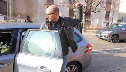 Joan Coma sube al coche tras ser detenido por la polic&iacute;a. 
