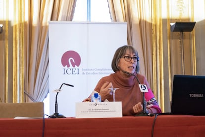 Gabriela Dutrénit durante una conferencia en el Instituto Complutense de Estudios Internacionales.
