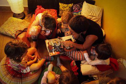 Almudena García es la autora de 'Otra educación es posible'. En la foto, una maestra con unos niños leyendo un cuento.