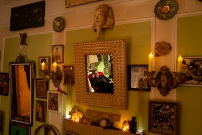 The part is concentrated around the fireplace. "archaeological" from his collection: friezes, moldings and borders from Harlem buildings that he fought to save without success, such as the old Renaissance casino, the Lafayette Theater or the Audubon dance hall.