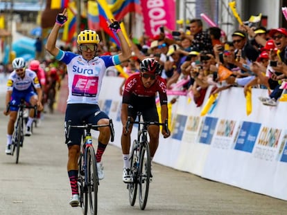 Sergio Higuita levanta los brazos ante Egan y Alaphilippe.