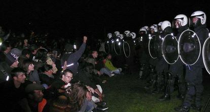 Los indignados anoche en Bruselas, frente a un grupo de policías.