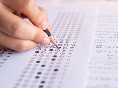Un estudiante completa un examen tipo test.