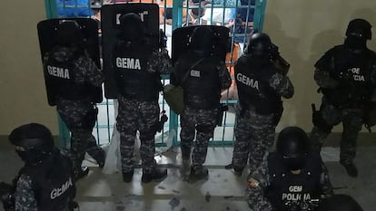 Miembros de la Policía Nacional de Ecuador mientras realizaban un operativo en la prisión de Guayaquil que sufrió el motín en septiembre pasado.