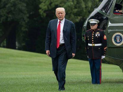 Donald Trump camina hacia la Casa Blanca este lunes.