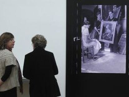 Dos mujeres observan una de las piezas de la exposición 'La maleta mexicana', ayer en el Bellas Artes de Bilbao.