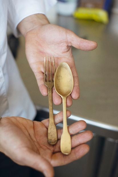 Cubertería que el cocinero Alberto Montañés heredó de su abuela y con la que elabora algunos postres de su restaurante Existe. 