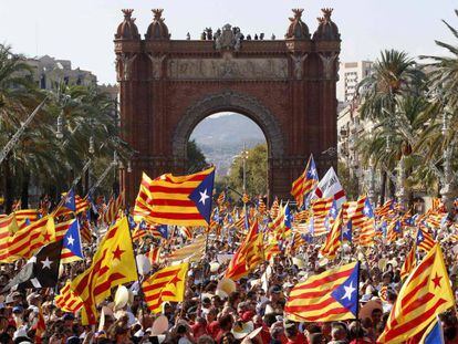 Miles de catalanes durante la celebración de la Diada en 2012.