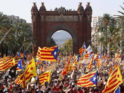 Miles de catalanes durante la celebración de la Diada en 2012.