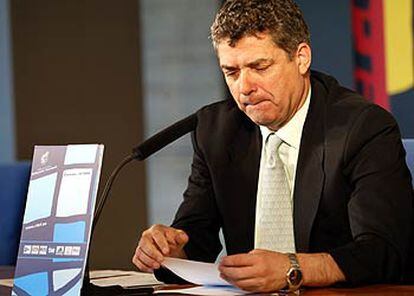 Villar lee unas notas durante la conferencia de prensa en la que anunció el adiós de Sáez.