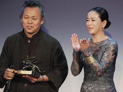 El director surcoreanao Kim Ki-duk posa con el Le&oacute;n de Oro.