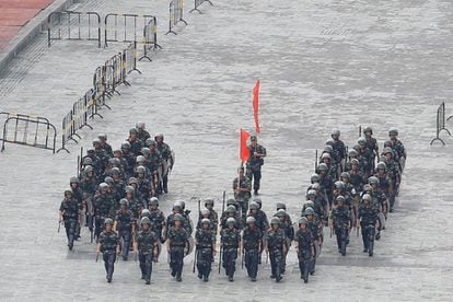 Militares chinos asisten a un ejercicio de control de multitudes. China, que denunció el miércoles las agresiones "de tipo terrorista" contra sus habitantes en los enfrentamientos la víspera en Hong Kong, concentró fuerzas pertenecientes a la policía militar en el estadio de Shenzhen.