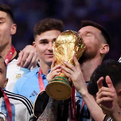 Lionel Messi of Argentina holding the World Cup and teammates celebrate during the trophy ceremony following the FIFA World Cup 2022, Final football match between Argentina and France on December 18, 2022 at Lusail Stadium in Al Daayen, Qatar - Photo Jean Catuffe / DPPI
AFP7 
18/12/2022 ONLY FOR USE IN SPAIN