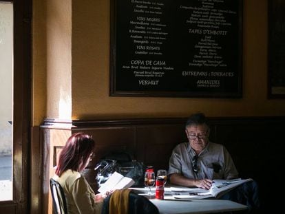 Clients al bar Canigó, a Gràcia, aquest dijous, últim dia que ha obert abans de la restricció.