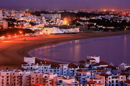 Panorámica nocturna de la playa de Agadir, al sur de Marruecos.