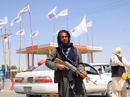 Un soldado talibán en la ciudad de Ghazni este sábado.