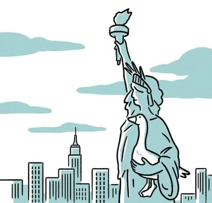 La Estatua de la Libertad, con una oca bajo el brazo.
