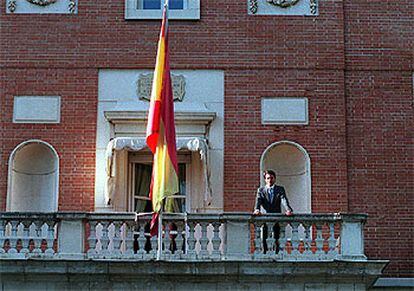 José María Aznar, asomado al balcón del Palacio de la Moncloa.