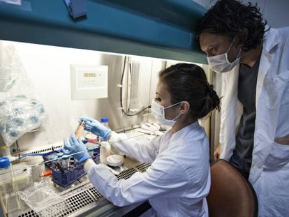 Investigadores en un laboratorio.