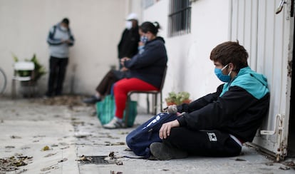 Un grupo de personas, a las puertas de una iglesia de Buenos Aires que funciona como comedor social.