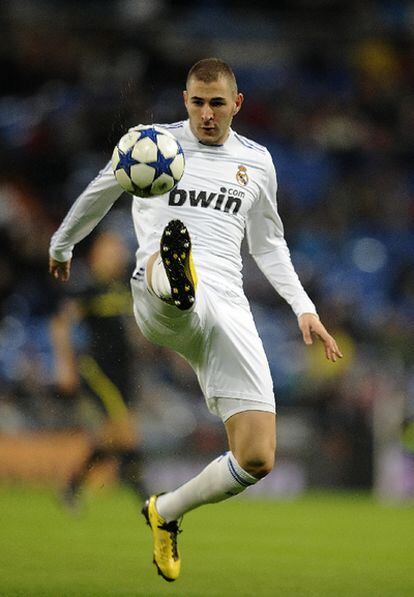 Karim Benzema controla el balón en el partido contra el Levante.