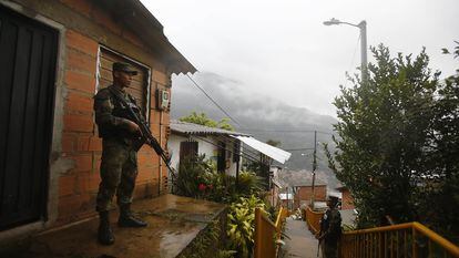 Miembros del Ejército realizan un patrullaje hoy en el barrio La Sierra en Medellín.