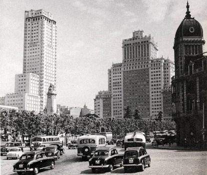 Autobuses, taxis y tráfico, Torre de Madrid y edificio Plaza, en la plaza de España de Madrid, en 1957.