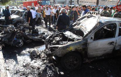 Imagen de la agencia siria Sana de un coche bomba en Mazzeh, Damasco, ayer. 