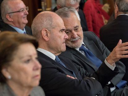 Los expresidentes de Andalucía Manuel Chaves (en el centro) y José Antonio Griñán, sentados junto a la exconsejera Magdalena Álvarez (a la izquierda), conversaban en una sesión del juicio de los ERE de diciembre de 2017, en Sevilla.