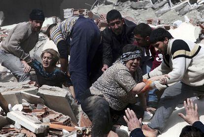 Un grupo de hombres rescata a dos mujeres entre los escombros causados por el terremoto en Van.