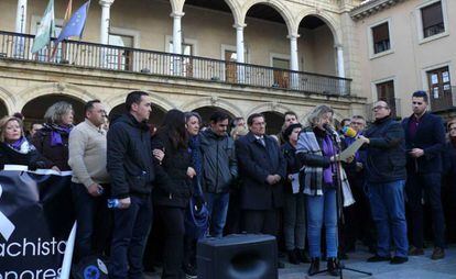 Concentración en recuerdo de Pilar Cabrerizo este lunes en Guadix (Granada).