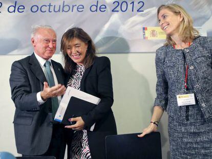 José Manuel Castelao, junto a la consejera gallega de Trabajo, Beatriz Mato (centro), y la secretaria general de Inmigración y Emigración, Marina del Corral (derecha), en un acto el martes pasado en Santiago de Compostela.