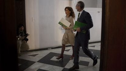 La consejera María Jesús Montero con el portavoz Miguel Ángel Vázquez.
