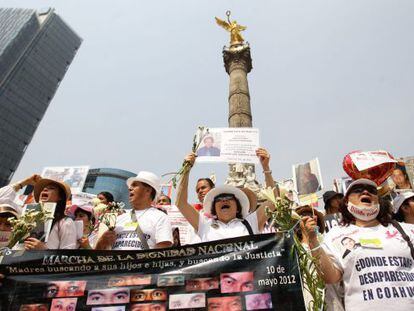 Cientos de familiares de v&iacute;ctimas de desaparici&oacute;n protestan en M&eacute;xico.