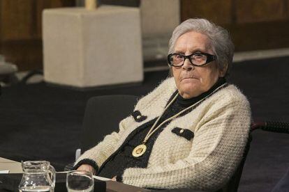 Neus Català, con su Medalla de Oro, en la Generalitat