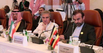 El representante iraní, Reza Najafi (derecha), durante la reunión preparatoria de las tres cumbres, celebrada este jueves en Yeddah.