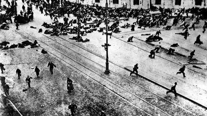 Enfrentamiento entre bolcheviques y el Ej&eacute;rcito ruso en Petrogrado (hoy San Petersburgo) en 1917.