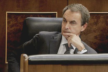 El presidente del Gobierno, José Luis Rodríguez Zapatero, sigue el debate desde su escaño en el Congreso de los Diputados.
