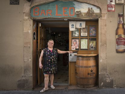 Leocadia Montes en la puerta del Bar Leo, en la Barceloneta.
