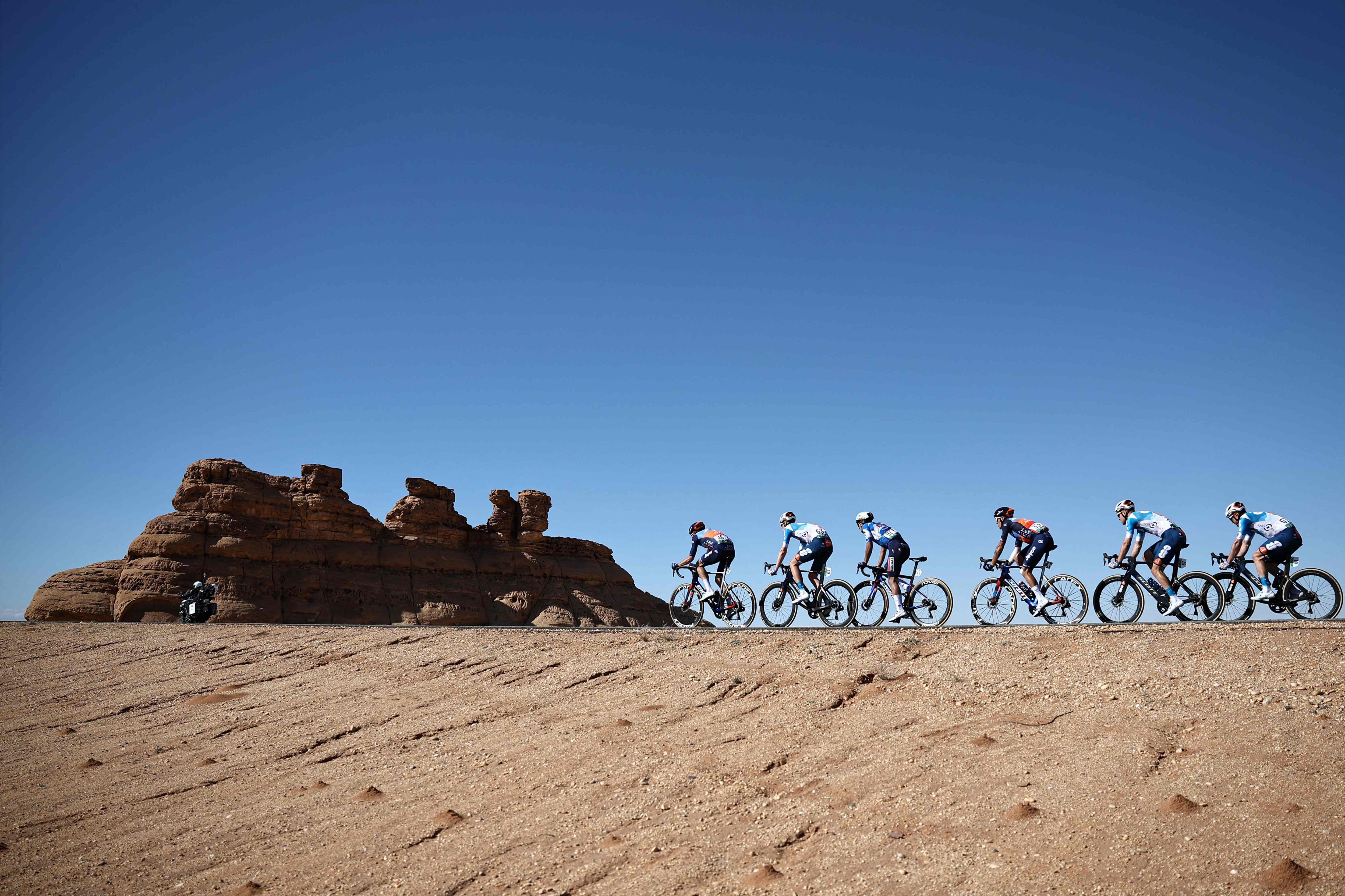 Ciclistas compiten durante la segunda etapa del al-Ula tour, cerca de Al Ula (Arabia Saudí). 